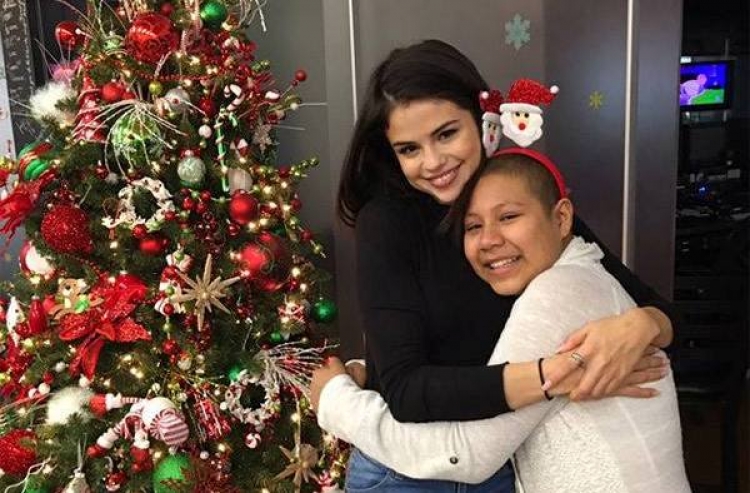 Gjest emocionues! Selena Gomez feston Krishtlindjet me fëmijët e sëmurë në spital [FOTO]