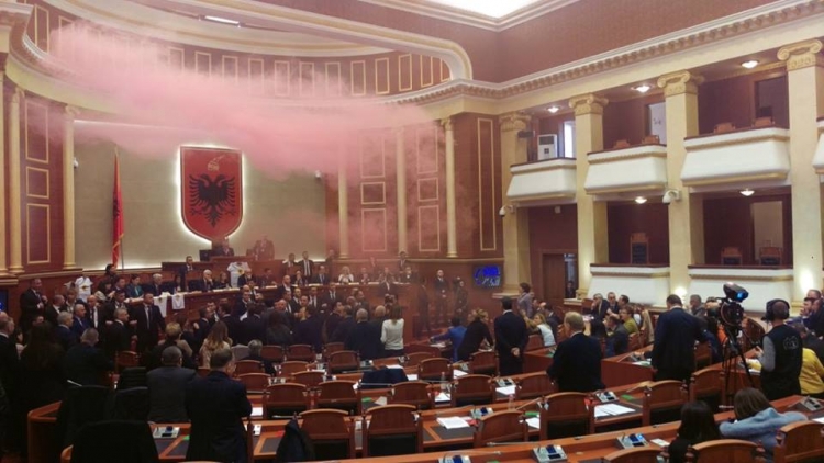 Dhuna ndaj 2 deputeteve në protestën e opozitës. Çfarë i kërkon Ruçit Aleanca e Grave [FOTO]