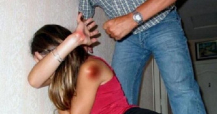 Vlorë, 34-vjeçari dhunon bashkëshorten në sy të fëmijëve