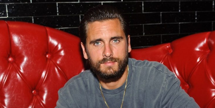 Motrat Kardashian e poshtëruan duke i hedhur pije në fytyrë, ja se çfarë bën Scott Disick! [FOTO[