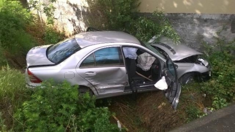 Aksident tragjik në orët e para të mëngjesit në aksin Patos-Fier, makina përfundon në kanal, humb jetën një vajzë, shoferi në gjëndje të rëndë