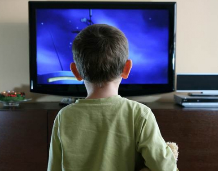 Fëmijët jo më shumë se 2 orë me pajisjet teknologjike, çfarë u ndodh në tru