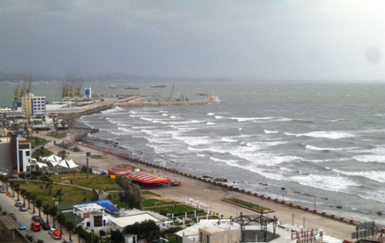 Moti i keq, pezullohen lundrimet në Portin e Durrësit
