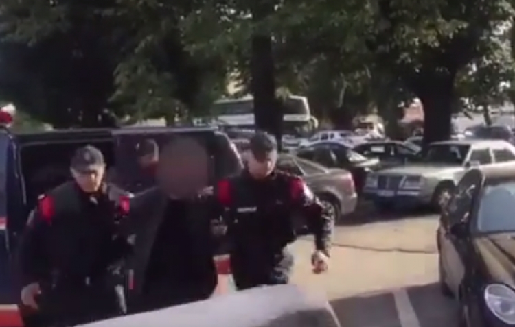 Shkodër, qarkullonte më armë zjarri në makinë, pranga 23-vjeçarit