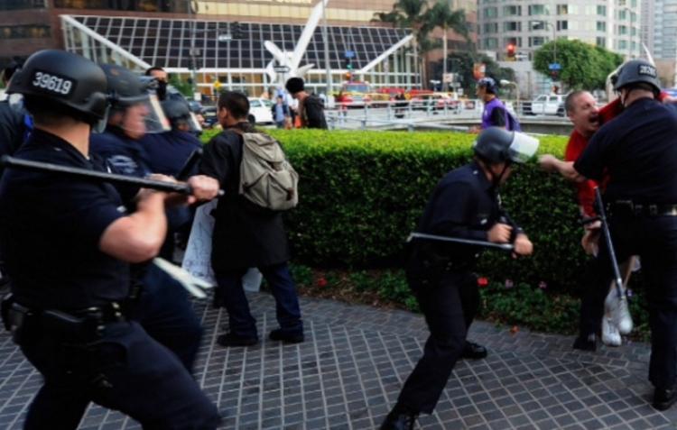 Incident gjatë inagurimit të Trump, policia përdor forcën [FOTO]