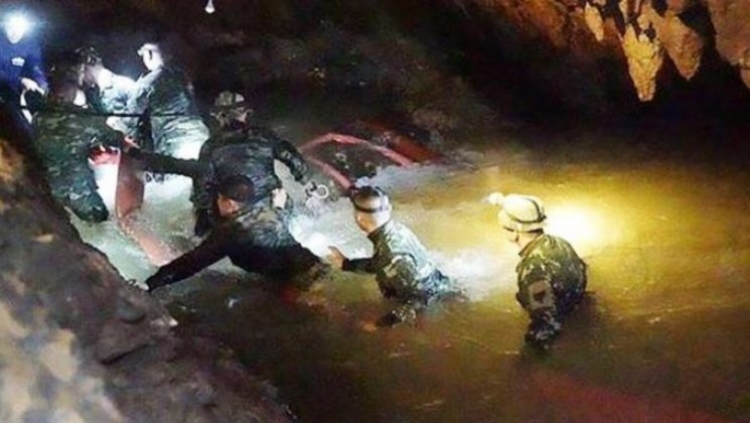 E pabesueshme! Të zhdukur prej 9 ditësh në shpellë, gjenden të gjallë 12 djemtë e ekipit të futbollit [FOTO]