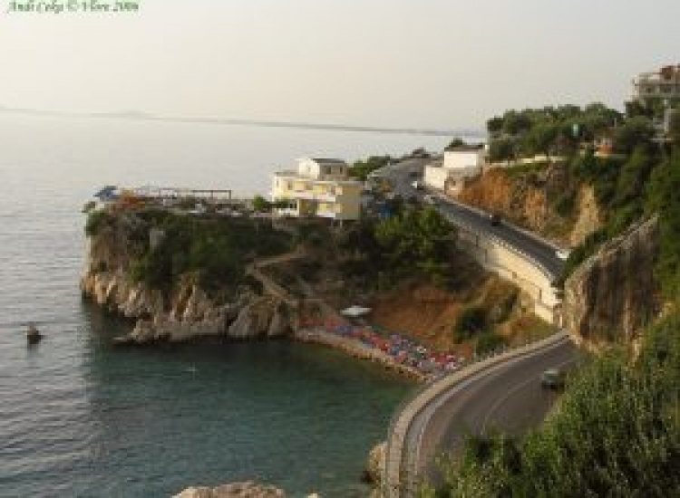 VLORË/ Një masiv gurësh shkëputen nga shkëmbi dhe  zënë poshtë një makinë [FOTO]