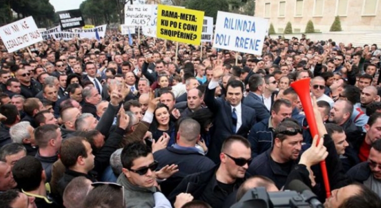 Ia rrahën vajzat pse shkuan në protestën e PD-së, babai ka një apel për ministrin Tahiri, Basha vendos ultimatum