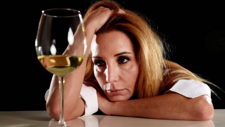 Konsumimi i alkoolit rrit me 67% vdekjet tek gratë në 10 vitet e fundit