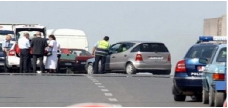 Aksident i frikshëm në autostradën Tiranë-Durrës. Fatmirësisht nga aksidenti nuk ka persona të plagosur