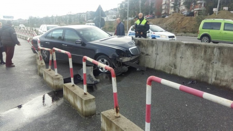 Aksident në Tiranë, makina përplaset me trafikndarësen në afërsi të liqenit Artificial, plagoset lehtë shoferi