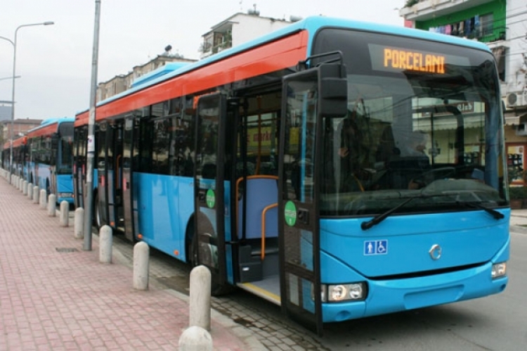 Tiranë. Urbani i Porcelanit përplas 50-vjeçarin, nuk dihet gjendja e të plagosurit