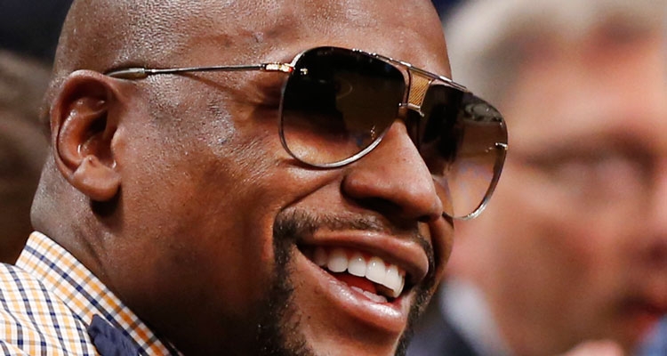 Floyd Mayweather feston si mbret, e 