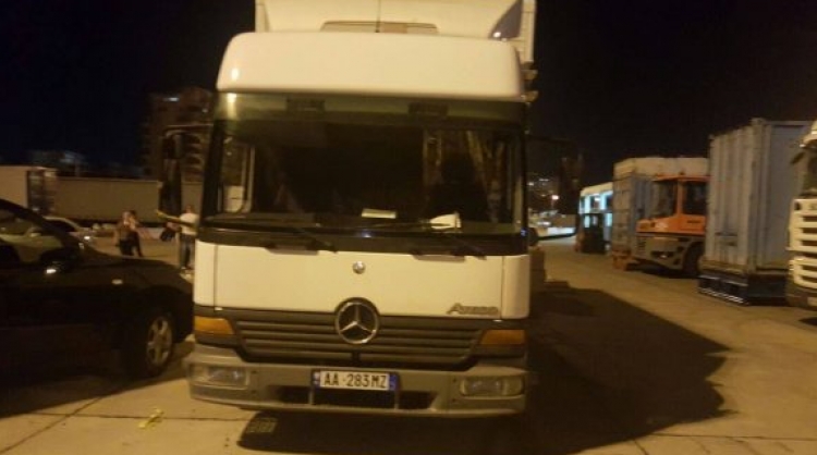 Ishin fshehur në kamion për të ikur nga Shqipëria, kapen në Portin e Durrësit