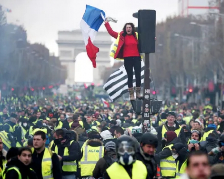 Protesta e jelekëve të verdhë në Francë, reagon presidenti Macron: Turp…
