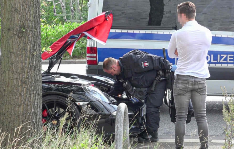 Dasmë me krisma pistolete dhe në Gjermani/ Policia ndalon shqiptarët, ja çfarë i gjen në makinë