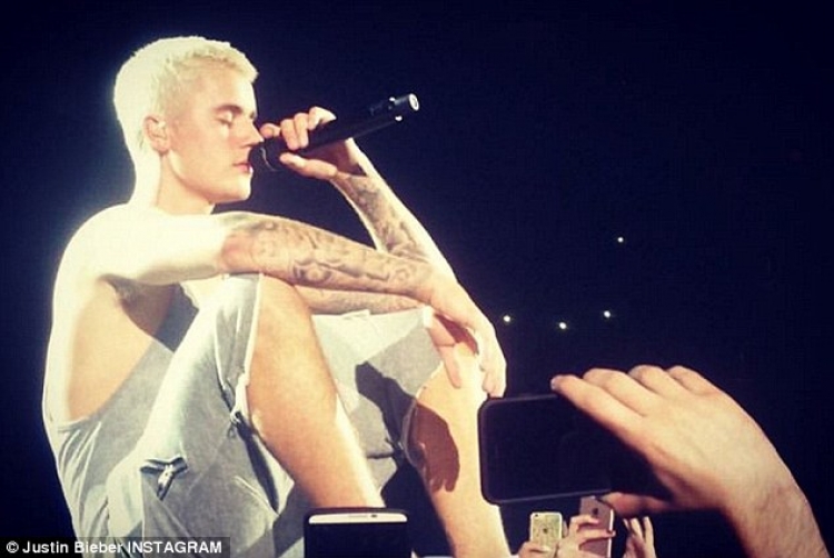 Edhe pse i dëmtuar Justin Bieber performon në skenë [FOTO / VIDEO]