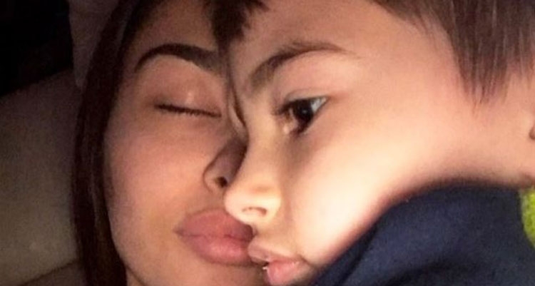 E kritikuan se puthi në buzë të birin, Adrola Dushi ripublikon foton me një kundërpërgjigje [FOTO]