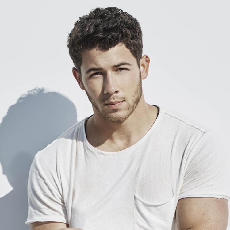 Nick Jonas i jep fund beqarisë më aktoren 10 vite më të madhe