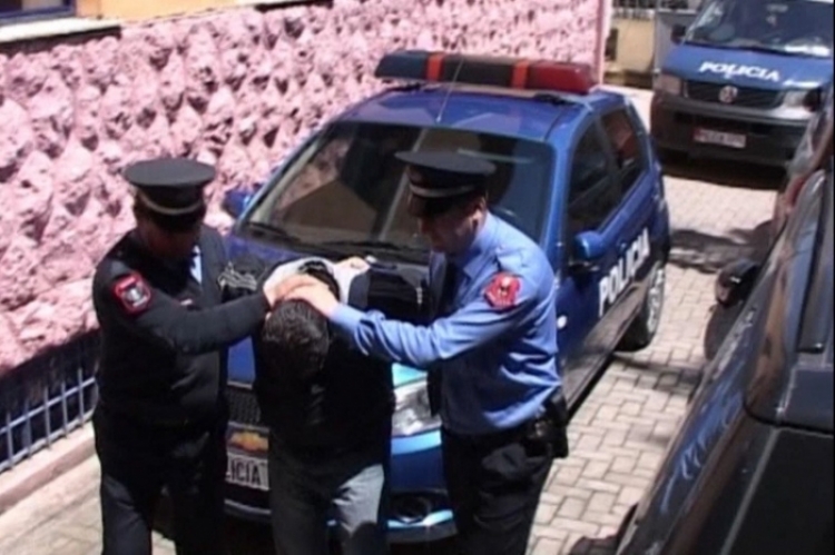 Qëlloi me armë zjarri në qendër të Mamurrasit, Policia arreston shtetasin me iniciale E.Ll, 22-vjeç