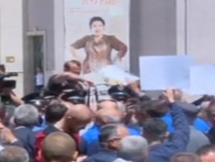 Opozita protestë para Ministrisë së Brendshme, kërkohet dorëheqja e ministrit të Brendshëm