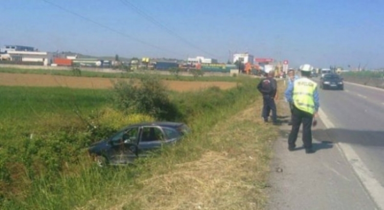 Aksident në Burrel, 13-vjeçari humbet kontrollin e makinës, në gjendje të rëndë për jetën
