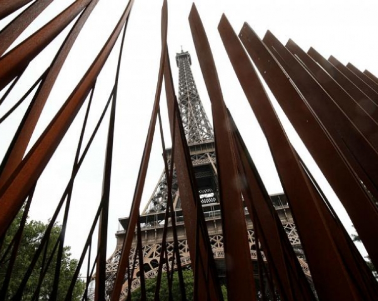 Frika nga sulmet terroriste/ Kulla Eiffel blindohet nga mure xhami e kangjella metalike