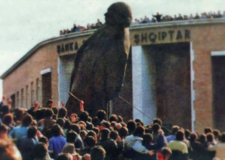 Ja si e kujtojnë demokratët rrëzimin e bustit të Enver Hoxhës