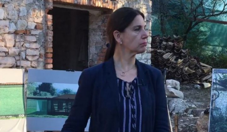 Debat në Butrint. Aktivistja “thumbon” ministren Kumbaron. Përgjigjet e saj do t’ju shokojnë (VIDEO)