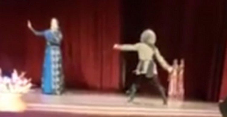 Aktori vdes në skenë dhe duartrokitet pasi salla kujton se është pjesë e aktit! [VIDEO]