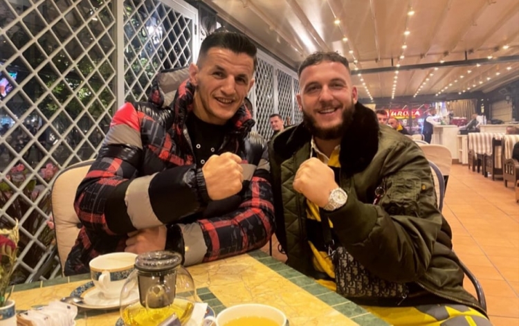Mozzik takohet me kampionin shqiptar të boksit dhe fjalët e tij na bënë krenar të gjithëve