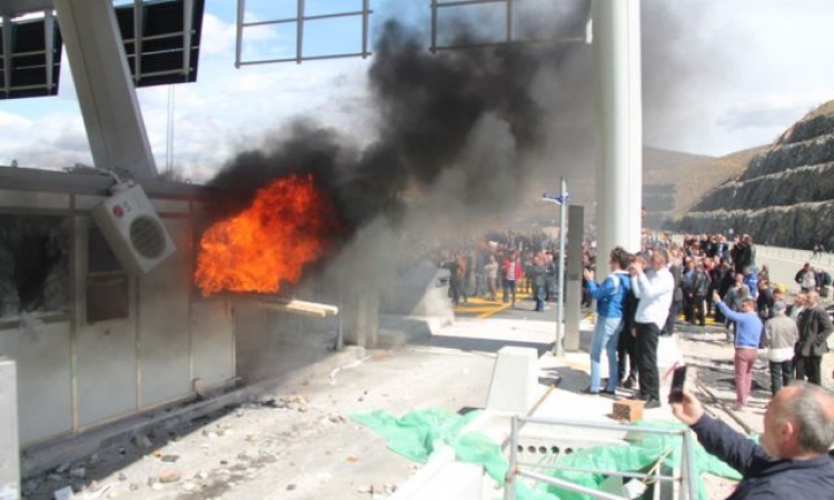 Protesta tek Rruga e Kombit, zjarr sporteleve, qytetarët: Të hiqet trau, qëndrojmë deri në vdekje [FOTO/VIDEO]