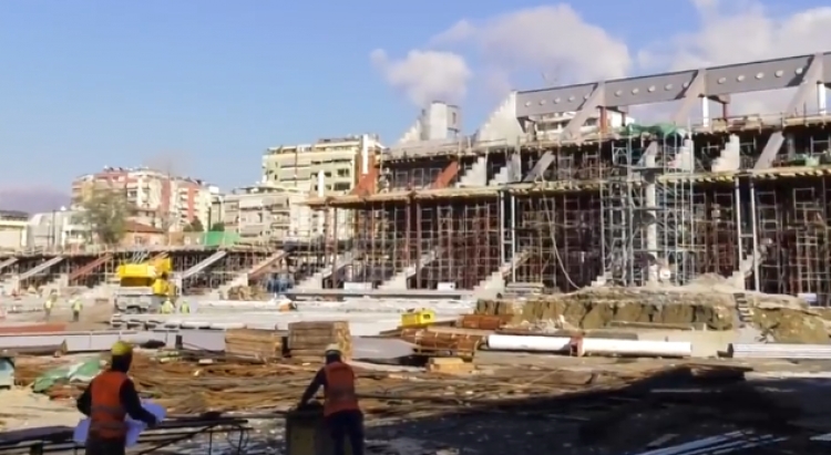 “Arena Kombëtare” merr formë, shihni si duket sot stadiumi në Tiranë [VIDEO]