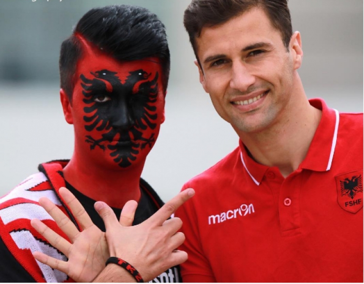 Lorik Cana i bashkohet fushatës #ALB, takon tifozin më të famshëm shqiptar [FOTO]