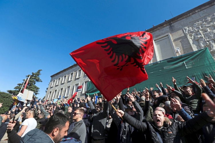 Protesta e opozitës/ Protestues të shumtë nisen drejt Tiranës! Ja shifrat [NUMRI]