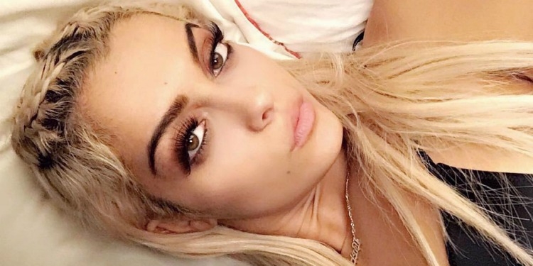 Kush është kjo femër që po puth në buzë Bebe Rexha? [FOTO]