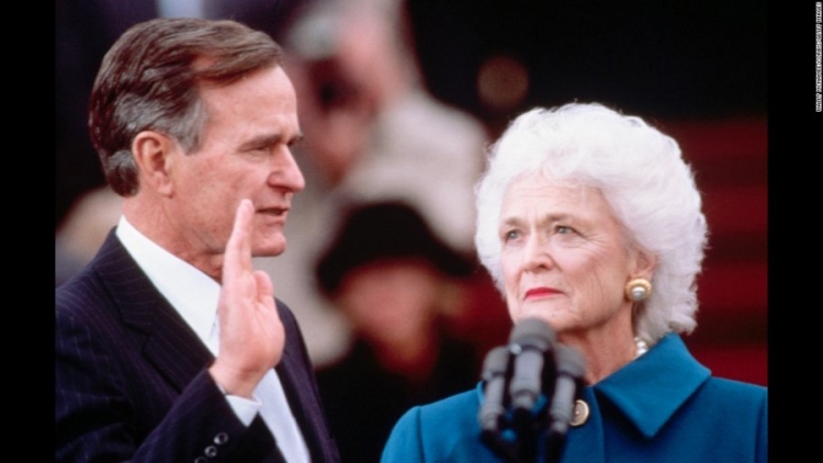 Vdes Barbara Bush, bashkëshortja e Presidentit të 41. Trump: Të ulen flamujt në gjysmështizë