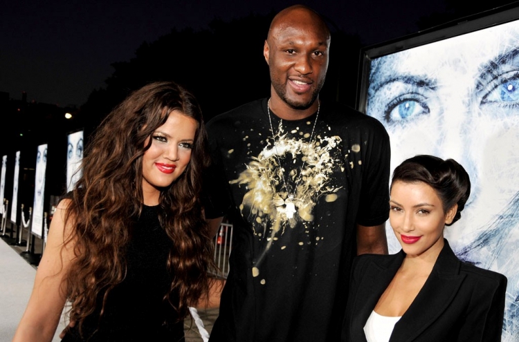 Khloe dhe Kim i dhurojnë Lamar Odom një të dielë speciale