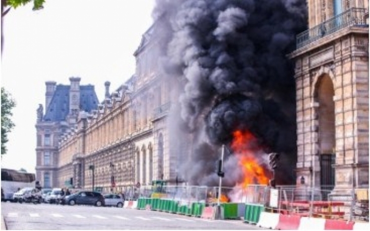 Shpërthim i fuqishëm zjarri në qendër të parisit, mbyllet muzeu i famshëm