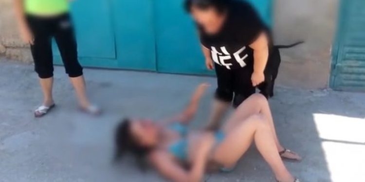 Peru, shikon të dashurën e burrit në rrugë, gruaja e dhunon fizikisht dhe e zhvesh në publik