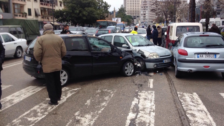 Aksident në vlorë, automjeti tip “Renault” futet në kundravajtje, përplaset me një automjet tip “Ford”, raportohen vetëm dëme materiale