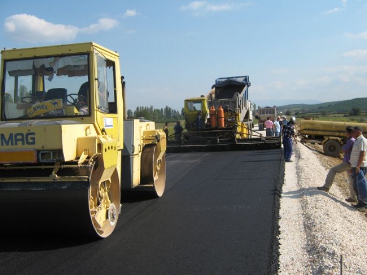 Qeveria “sytë” nga infrastruktura rrugore