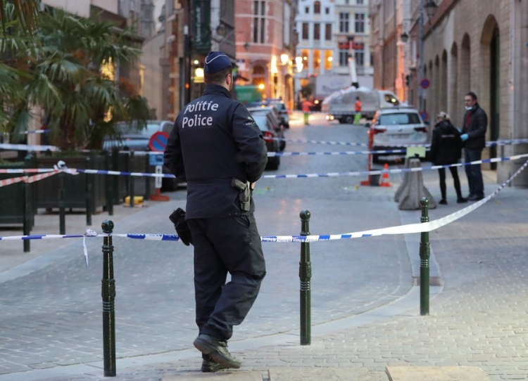 Sulm në Bruksel. Autori qëllon me thikë oficerin e policisë duke thirrur 'Allahu akbar'