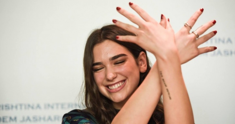 Dua Lipa flet për largimin nga Kosova: Duhej të shkoja në Londër për...