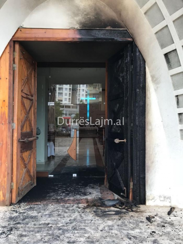 Zjarr në Kishën Katolike “Shën Dominiku” në Durrës, digjen dyert dhe disa objekte