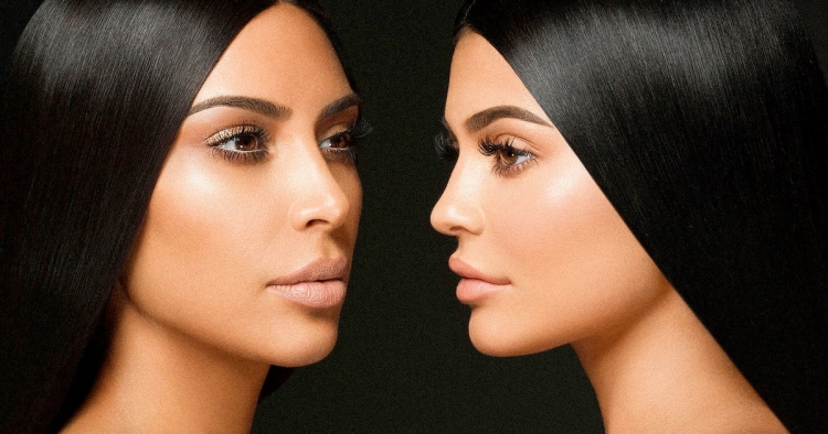Këto dy motra duken njësoj si Kim e Kylie dhe ngjashmëria është e frikshme [FOTO]