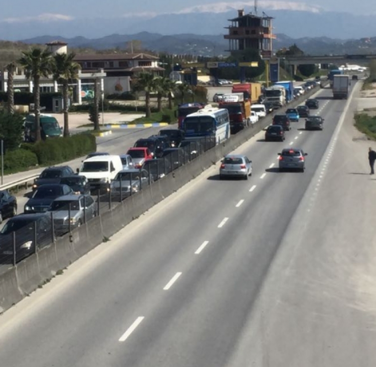 Nisin punimet/ Të hënën bllokohet autostrada Tiranë-Durrës, ja si do të devijohet trafiku