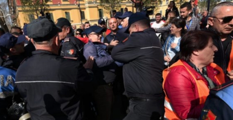 Tensione para Kuvendit/ Protestuesit tentojnë të çajnë kordonin e policisë