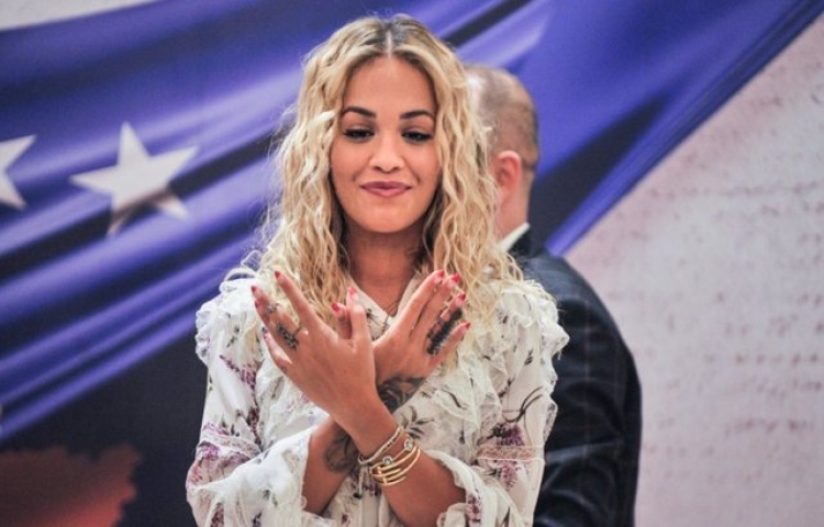 I vendosën fotografinë në stadium, Rita Ora ka diçka për të thënë