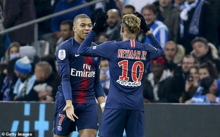 Mbappe ka shumë për të mësuar, Neymar i jep leksione kërcimi[VIDEO]